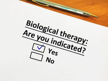 Bir kişi dermatoloji ile ilgili soruya cevap veriyor. Biyolojik tedaviye ihtiyacı var..