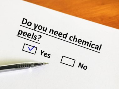 Bir kişi dermatoloji ile ilgili soruya cevap veriyor. Kimyasal kabuklara ihtiyacı var..