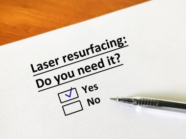 Bir kişi dermatoloji ile ilgili soruya cevap veriyor. Lazer yüzeyine ihtiyacı var..