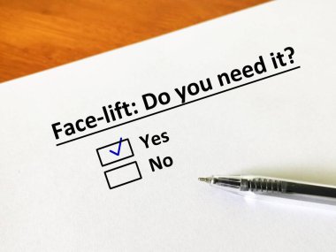 Bir kişi dermatoloji ile ilgili soruya cevap veriyor. Yüzünü gerdirmeye ihtiyacı var..