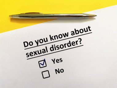 Bir kişi cinsel hastalıkla ilgili soruya cevap veriyor. Bu kişi cinsel bozuklukları biliyor..