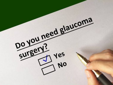 Bir kişi soruya cevap veriyor. Glokom ameliyatı olması gerekiyor..