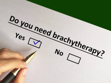 Bir kişi soruya cevap veriyor. Brachytherapy 'ye ihtiyacı var..