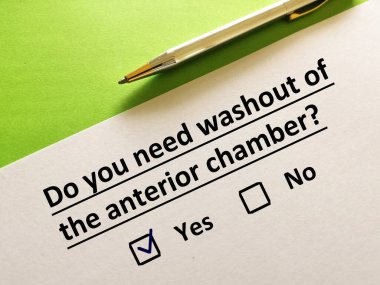 Bir kişi soruya cevap veriyor. Ön cepheden atılması gerekiyor..