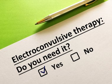 Bir kişi soruya cevap veriyor. Elektroşok tedavisine ihtiyacı var..