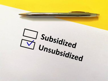 Bir kişi soruya cevap veriyor. Sübvansiyonsuz bir plan seçiyor..