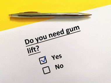 Bir kişi diş prosedürü ile ilgili soruya cevap veriyor. Sakıza ihtiyacı var..