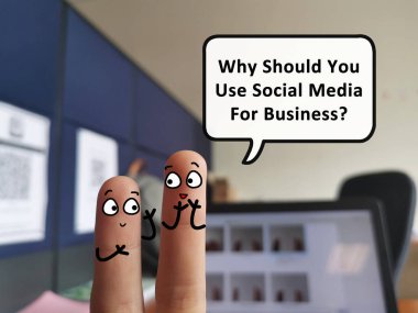 İki parmak iki kişi olarak süslenir. Bir tanesi neden sosyal medyayı iş için kullanması gerektiğini soruyor..