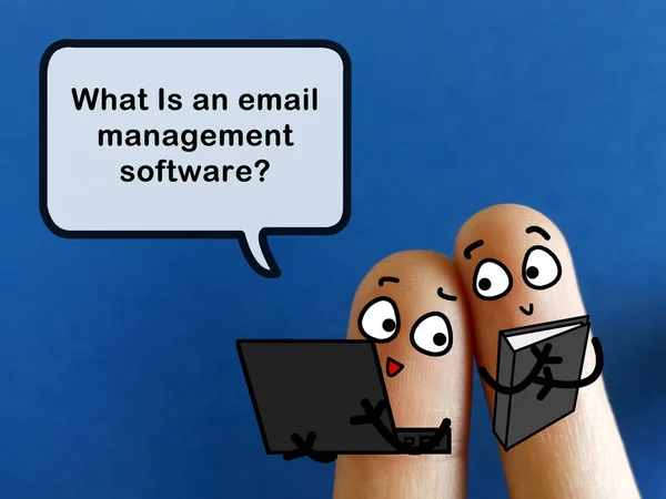 两个手指装饰成两个人 其中之一是问另一个电子邮件管理软件是什么 — 图库照片
