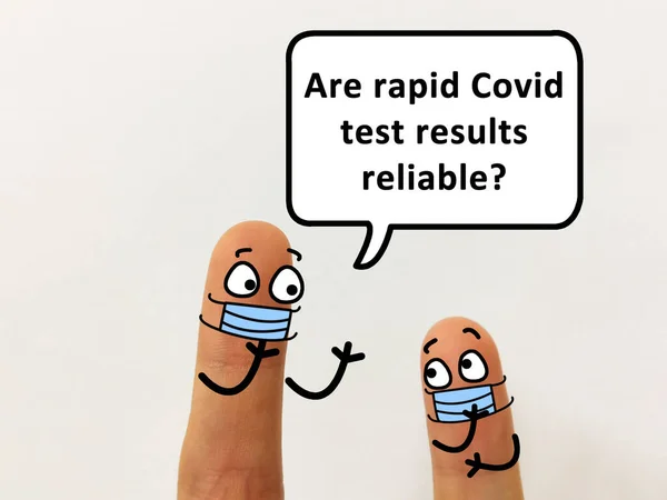 二本の指が二人として飾られている そのうちの1つは 迅速なCovidテストの結果が信頼できるかどうかを尋ねます — ストック写真