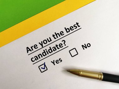 Bir kişi soruya cevap veriyor. En iyi aday olduğunu düşünüyor..