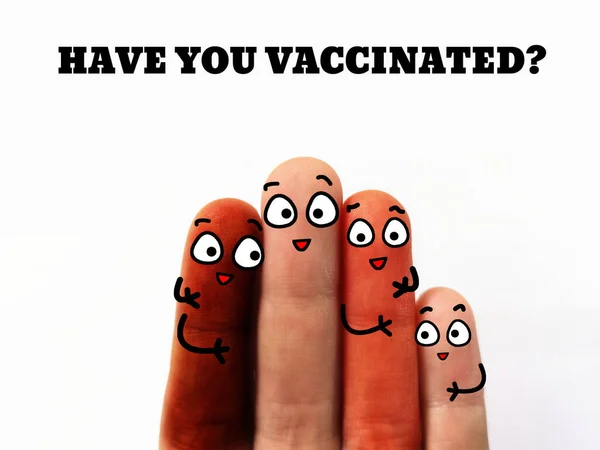四个手指被装饰成来自不同国家的四个人 他们问你有没有接种过疫苗 — 图库照片
