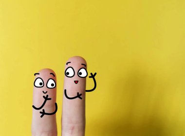 İki parmak iki kişi olarak süslenir. Biri, salgından sonra işyeri sorunlarını soruyor..