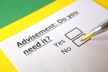 Bir kişi reklamla ilgili soruya cevap veriyor..