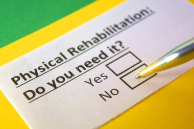 Bir kişi fiziksel rehabilitasyonla ilgili soruya cevap veriyor..