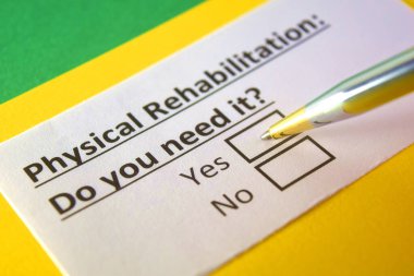 Bir kişi fiziksel rehabilitasyonla ilgili soruya cevap veriyor..
