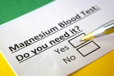 Bir kişi magnezyum kan testiyle ilgili soruya cevap veriyor..