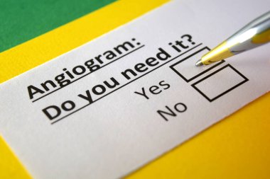 Bir kişi anjiyogramla ilgili soruya cevap veriyor..