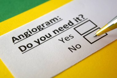 Bir kişi anjiyogramla ilgili soruya cevap veriyor..