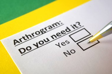 Bir kişi artrogramla ilgili soruya cevap veriyor..
