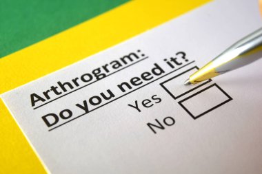 Bir kişi artrogramla ilgili soruya cevap veriyor..
