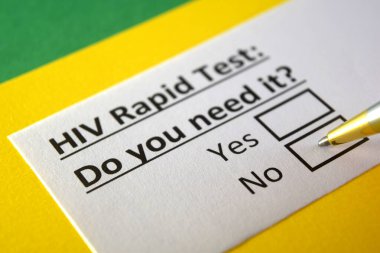Bir kişi HIV testi ile ilgili soruya cevap veriyor..
