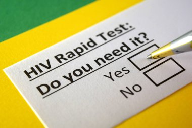 Bir kişi HIV testi ile ilgili soruya cevap veriyor..