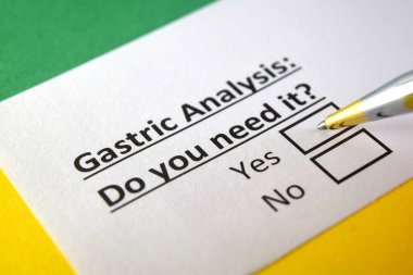 Bir kişi mide analizi ile ilgili soruya cevap veriyor..