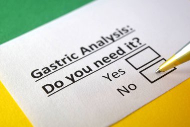 Bir kişi mide analizi ile ilgili soruya cevap veriyor..