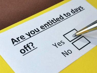 Bir kişi izin günleriyle ilgili soruya cevap veriyor..