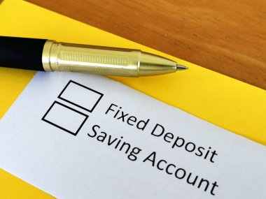 Bir kişi sabit mevduat ve tasarruf hesabı hakkındaki soruları yanıtlıyor.