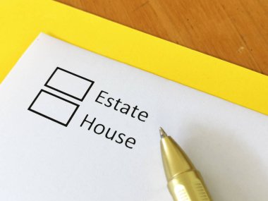 Bir kişi ev ya da mülk almakla ilgili soruya cevap veriyor..