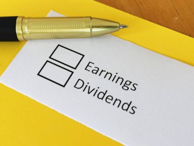 Bir kişi kazanç ve kar payları ile ilgili soruya cevap veriyor.