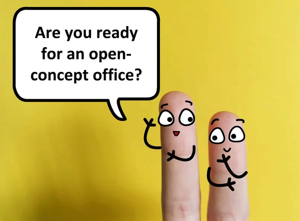 两个手指装饰成两个人 其中一个是问另一个人 他是否准备好了开设一个概念办公室 — 图库照片