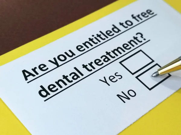 ある人は無料の歯科治療についての質問に答えています — ストック写真
