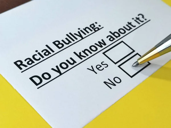 Uma Pessoa Está Respondendo Pergunta Sobre Bullying Racial — Fotografia de Stock