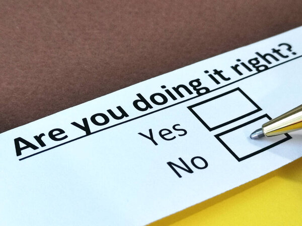 Один человек отвечает на вопрос о своих действиях.