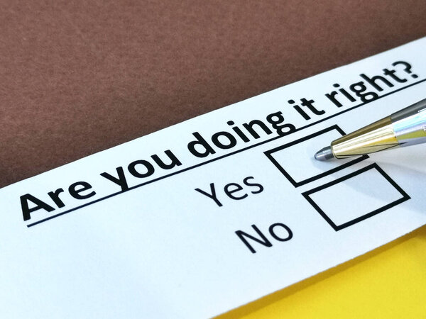 Один человек отвечает на вопрос о своих действиях.