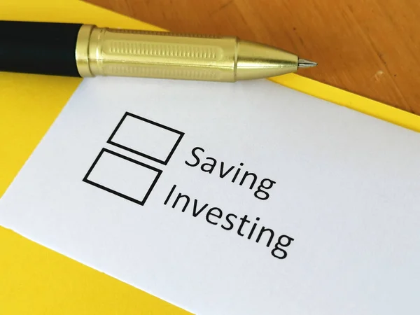Jedna Osoba Odpowiada Pytanie Oszczędzanie Inwestowanie — Zdjęcie stockowe