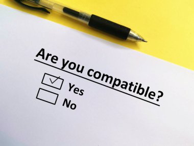 Bir kişi soruya cevap veriyor. Bu kişi onun uyumlu olduğunu düşünüyor..