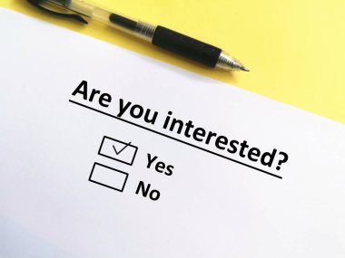 Bir kişi soruya cevap veriyor. O kişi ilgilendiğini düşünüyor..