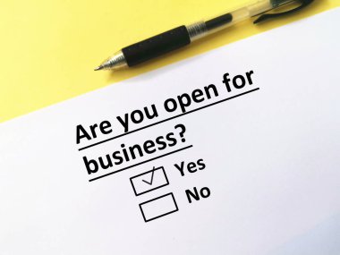 Bir kişi soruya cevap veriyor. Bu kişi kendini iş için açık sanıyor..