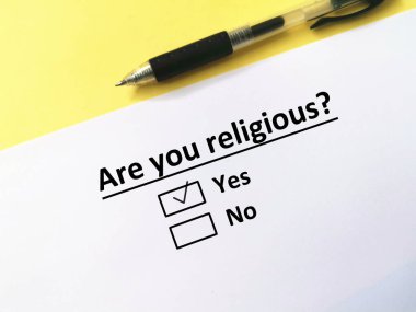 Bir kişi soruya cevap veriyor. O kişi dindar olduğunu düşünüyor.