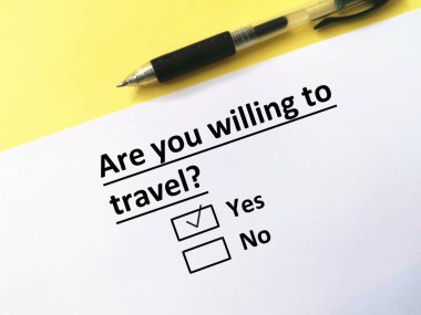 Bir kişi soruya cevap veriyor. Bu kişi seyahat etmeye istekli olduğunu düşünüyor.