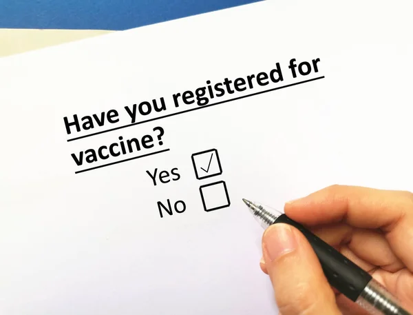 Person Svarar Frågor Han Har Registrerat Sig För Vaccin — Stockfoto