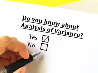 Bir kişi hisse senetleri hakkındaki soruya cevap veriyor. Varyans analizini biliyor.