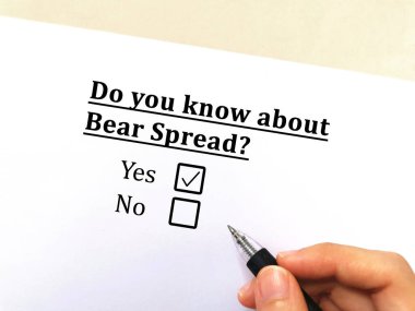 Bir kişi hisse senetleri hakkındaki soruya cevap veriyor. Ekmeğin nasıl yayıldığını biliyor.