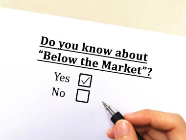 Bir kişi hisse senetleri hakkındaki soruya cevap veriyor. Piyasanın altını biliyor.