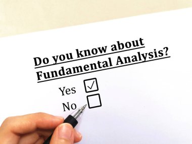 Bir kişi hisse senetleri hakkındaki soruya cevap veriyor. Temel analizleri biliyor.