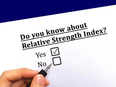 Bir kişi hisse senetleri hakkındaki soruya cevap veriyor. Göreceli güç endeksini biliyor.